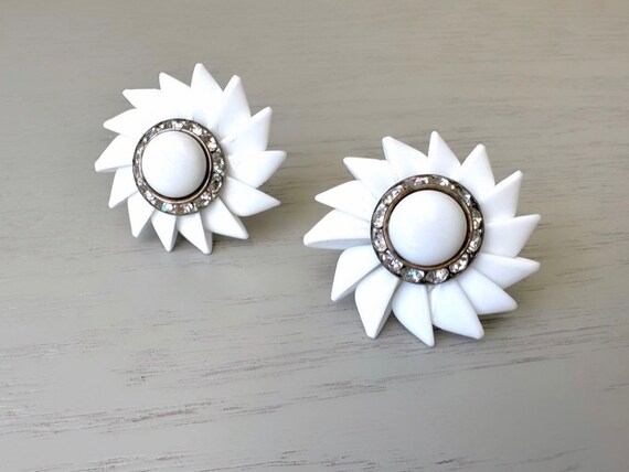 Pinwheel Milk Glass Earrings, 1960s Vintage Earri… - image 4