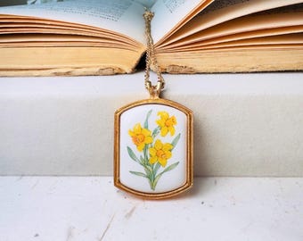 Yellow Daffodil Necklace, Vintage Avon Floral Heritage Porcelain Pendant Necklace