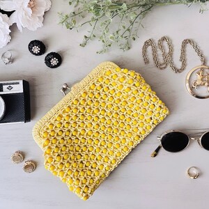 Vintage Yellow Handbag, '50s Clutch in Canary Yellow, Beaded Straw Kiss Lock Clutch with Retro Floral Cotton Lining, 1950s Fashion