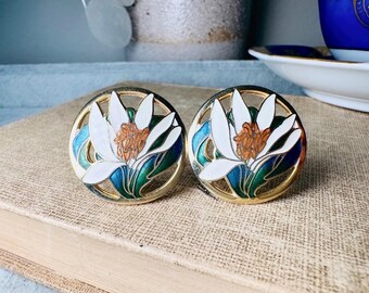 Seerosen Ohrringe, Vintage Cloisonné Ohrclips mit weißen Blumen und blauer und grüner Emaille