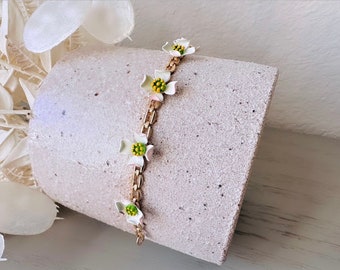 1960's Vintage White Flower Link Bracelet, VTG White Enamel Dogwood Flower 7" Bracelet, Gold Chain, Detailed Green & Blush Upturned Petals