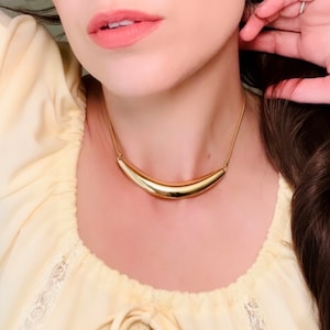Gargantilla Napier vintage dorada, elegante collar dorado, collar con barra en forma de media luna geométrica dorada de los años 80, firma de diseñador vintage.