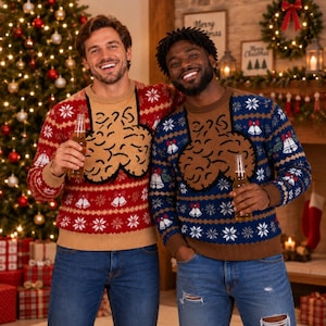 Peut inclure: Deux pulls en tricot à manches longues avec un panneau de poitrine beige orné d'un motif noir représentant des testicules, sur un fond rouge ou bleu avec des flocons de neige et des cloches blancs. Chaque pull a un col rond et des bords-côtes.