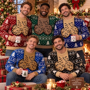 Puede incluir: Cinco jerséis con un panel central color canela y un gráfico marrón texturizado, rodeados de patrones de punto rojos, verdes, azules o negros con árboles de Navidad y renos blancos. Cada jersey tiene cuello redondo, puños y dobladillo canela.