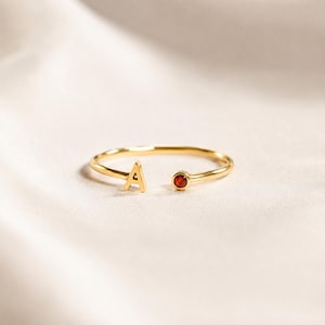 Zarter Geburtssteinring mit Anfangsbuchstaben, minimalistischer, verstellbarer offener Ring