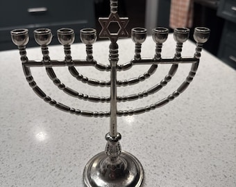 Menorá judaica vintage de Hanucá em tom prateado com Estrela de Davi, 21,4 cm de altura (8 3/8'')