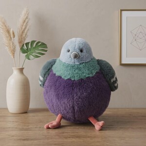 Peluche di piccione grassoccio: un uccellino paffuto e soffice, perfetto per decorare la stanza.