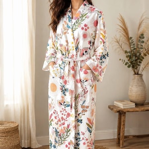 Handbedrukte katoenen kimono met bloemenprint: witte badjas van natuurlijk katoen, ideaal als cadeau voor de voorbereiding op de bruiloft.