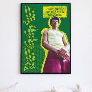 Peut inclure: Une affiche encadrée sur fond vert avec le mot REGGAE en texte jaune style graffiti. Un encadré jaune contient le texte ONE DROP STEPPERS ROCKERS. L'image montre une personne portant un débardeur jaune, un pantalon rouge et un chapeau.