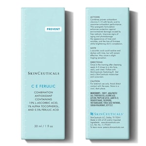 Op de afbeelding: Een lichtblauwe, rechthoekige verpakking voor huidverzorgingsproducten met donkere tekst. De voorzijde toont SkinCeuticals C E Ferulic, 15% L-ascorbinezuur, 1% alfa-tocoferol, 0,5% ferulazuur en 30 ml. De achterzijde bevat acties en ingredi&euml;nten.