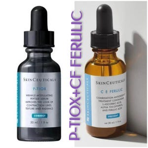 Op de afbeelding: Twee glazen pipetflesjes met SkinCeuticals serum. Het linkerflesje is donkergrijs, gelabeld P-TIOX, 30 ml / 1 fl oz. Het rechterflesje is amberkleurig, gelabeld C E FERULIC, net 30 ml / 1 fl oz. Beide hebben zwarte pipetdoppen en witte labels.