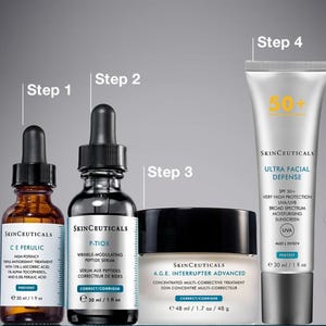 Op de afbeelding: Vier SkinCeuticals huidverzorgingsproducten gelabeld van stap 1 tot 4. Bevat C E Ferulic serum, P-Tiox peptide serum, A.G.E. Interrupter Advanced cr&egrave;me en Ultra Facial Defense SPF 50+ zonnebrandcr&egrave;me. Flessen en tubes tonen 30 ml of 48 ml maten.