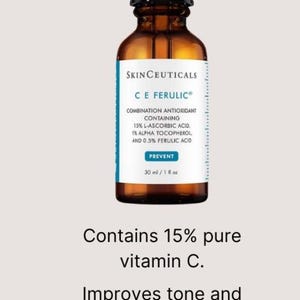 Op de afbeelding: Een amberkleurige glazen fles met een zwarte druppeldop die SkinCeuticals C E Ferulic serum bevat. Het witte etiket bevat de tekst: Combination Antioxidant containing 15% L-Ascorbic Acid, 1% Alpha Tocopherol, and 0.5% Ferulic Acid, 30 ml.