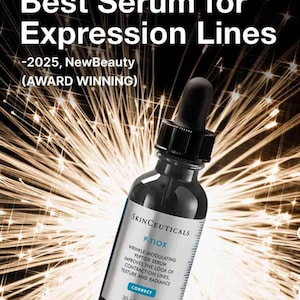 Op de afbeelding: Een donkerglazen druppelflesje met SkinCeuticals P-TIOX rimpelmodulerend peptide serum. Het etiket vermeldt: Best Serum for Expression Lines, 2025, NewBeauty (AWARD WINNING), P-TIOX, WRINKLE-MODULATING PEPTIDE SERUM, CORRECT, 30 ml / 1 fl oz.
