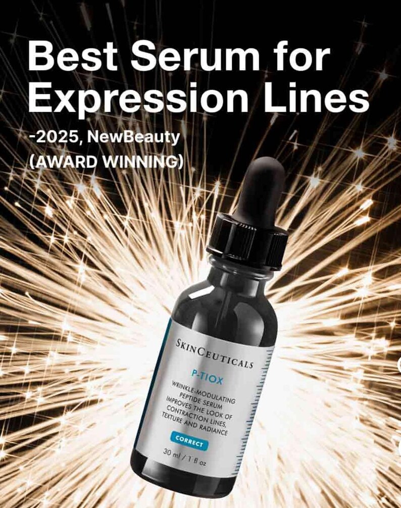 Op de afbeelding: Een donkerglazen druppelflesje met SkinCeuticals P-TIOX rimpelmodulerend peptide serum. Het etiket vermeldt: Best Serum for Expression Lines, 2025, NewBeauty (AWARD WINNING), P-TIOX, WRINKLE-MODULATING PEPTIDE SERUM, CORRECT, 30 ml / 1 fl oz.