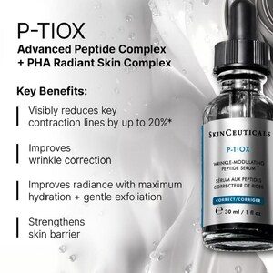 Op de afbeelding: Een doorzichtige glazen fles SkinCeuticals P-TIOX rimpelcorrigerend peptideserum met een zwarte druppeldop. Het etiket vermeldt 30 ml / 1 fl oz. De tekst noemt voordelen zoals het verminderen van rimpels, verbeterde uitstraling en huidbarri&egrave;re.