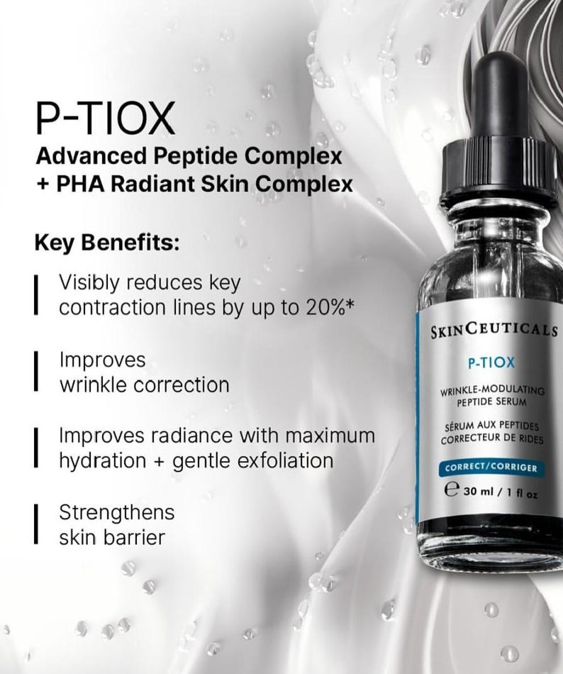 Op de afbeelding: Een doorzichtige glazen fles SkinCeuticals P-TIOX rimpelcorrigerend peptideserum met een zwarte druppeldop. Het etiket vermeldt 30 ml / 1 fl oz. De tekst noemt voordelen zoals het verminderen van rimpels, verbeterde uitstraling en huidbarri&egrave;re.