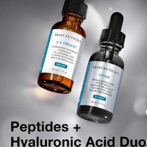 Op de afbeelding: Twee 30 ml SkinCeuticals serumflesjes met zwarte druppeldop. E&eacute;n amberkleurig flesje met het label C E Ferulic, bevattende 15% L-ascorbinezuur, 1% alfa-tocoferol en 0,5% ferulazuur. E&eacute;n donker flesje met het label P-TIOX peptide serum.