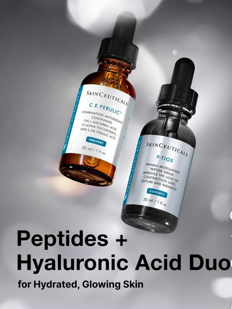 Op de afbeelding: Twee 30 ml SkinCeuticals serumflesjes met zwarte druppeldop. E&eacute;n amberkleurig flesje met het label C E Ferulic, bevattende 15% L-ascorbinezuur, 1% alfa-tocoferol en 0,5% ferulazuur. E&eacute;n donker flesje met het label P-TIOX peptide serum.