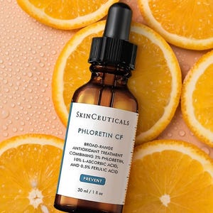 Op de afbeelding: Een bruine glazen druppelfles met SkinCeuticals Phloretin CF antioxidantbehandeling en een zwarte dop. Het etiket vermeldt 2% phloretine, 10% L-ascorbinezuur en 0,5% ferulazuur, met een inhoud van 30 ml / 1 fl oz.