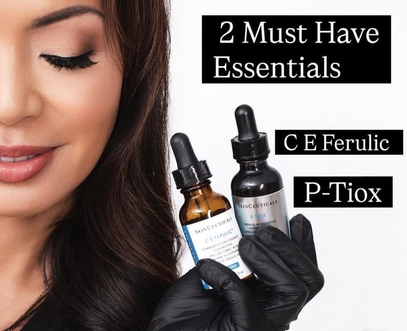 Op de afbeelding: Twee SkinCeuticals serumflesjes, C E Ferulic en P-Tiox, vastgehouden in zwart gehandschoende handen. De tekst op de afbeelding luidt: 2 Must Have Essentials, C E Ferulic en P-Tiox. De flesjes hebben donker glas en zwarte pipetdoppen.