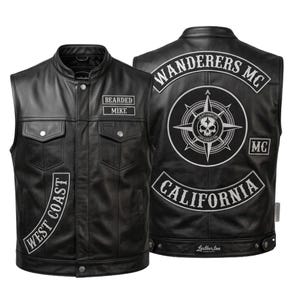 Può includere: Un gilet in pelle nera con colletto alla coreana, due tasche sul petto con bottoni a pressione e una toppa frontale con la scritta BEARDED MIKE. Il retro presenta un grande grafico a bussola, un teschio e toppe WANDERERS MC e CALIFORNIA.