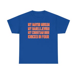 Può includere: Una t-shirt a maniche corte blu reale con testo arancione stampato sul petto che recita: MY MAYOR MUSLIM, MY BAGELS JEWISH, MY CHRISTIAN DIOR, KNICKS IN FOUR. La maglietta presenta un girocollo e una vestibilità standard con retro tinta unita.