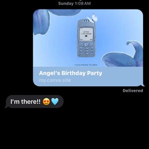 Op de afbeelding: Een digitale uitnodiging op een mobiel scherm met een vintage mobiele telefoon bezet met strass-steentjes, een witte vlinder en blauwe bloemen. De tekst luidt: CLICK PHONE TO OPEN, Angel's Birthday Party en my.canva.site.