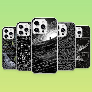 Op de afbeelding: Vijf smartphonehoesjes met zwart-witte ontwerpen. De hoesjes tonen diverse wetenschappelijke thema's, waaronder complexe wiskundige vergelijkingen, natuurkundige formules, een silhouet van een persoon in een draaikolk en een handillustratie.