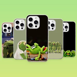 Könnte beinhalten: Eine Sammlung von fünf Smartphone-Hüllen mit verschiedenen aufgedruckten Bildern einer grünen Frosch-Handpuppe. Die Motive zeigen den Frosch beim Rauchen, in ein Handtuch gewickelt, auf einer Bank liegend mit Flaschen und sich die Augen zuhaltend.