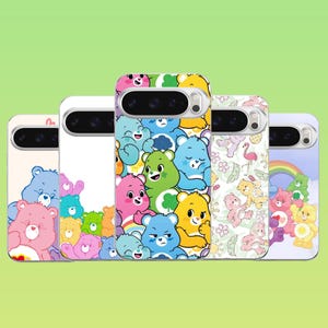 Könnte beinhalten: Fünf Smartphone-Hüllen mit verschiedenen Care Bears-Charakterdesigns. Die Hüllen zeigen bunte Muster von Bären in Rosa-, Blau-, Grün- und Gelbtönen, wobei einige Designs Regenbögen, Blumen und Flamingos auf weißen oder hellen Hintergründen enthalten.