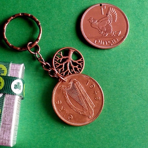 1948, 77. Geburtstag Geschenk, Irish Penny Schlüsselanhänger mit Kupfer Baum des Lebens Charme, Boxed Gift, Irland Münze Schlüsselanhänger, Münzen direkt aus Irland