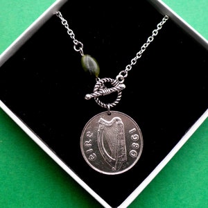 1980 irisches Geschenk, 45. Geburtstag Münze, Reversible Lariat, Connemara Marmor, Lachs des Wissens, Legendenkarte, 10p-Münze,