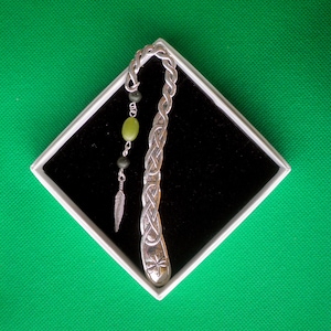 Irisches Geschenk Lesezeichen, keltische Metall Schriftrolle, Kleeblatt Lesezeichen, Connemara Marmor Perlen, Feder Anhänger