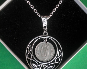 Moneda irlandesa de 1961, 65.º aniversario del nacimiento de Irlanda, 65.º aniversario, moneda de seis peniques irlandeses, moneda de Irish Wolfhound, cadena de plata resistente al deslustre, más fechas