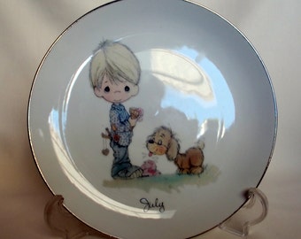 Precious Moments, Jonathan et David, July Birthday Boy, plaque de porcelaine 1983, Garçon avec glace et chiot, Décor de mur, plaque de mur