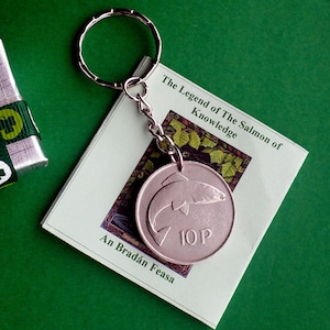 1976 Ierse sleutelhanger met muntstuk van 10 pence, boekje met verhalen over Salmon of Knowledge, cadeau 50e verjaardag