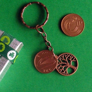 1976, 49e anniversaire, porte-clés pièce de monnaie décimale irlandaise avec breloque arbre de vie, pièce de 1 pièce sur porte-clés en cuivre, cadeau dans une boîte, voir dates de 1971 à 2000