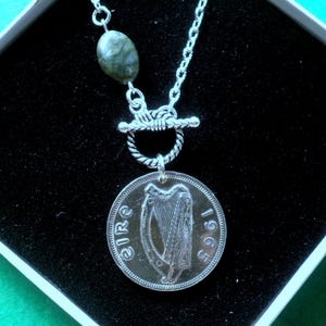 Moneta irlandese del 1951, collana con moneta di salmone del 1965, collana reversibile, carta storia, salmone della conoscenza, marmo del Connemara