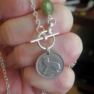 1956 irländskt trepencemynthänge, kanin, halsband med Connemara-marmorspänne