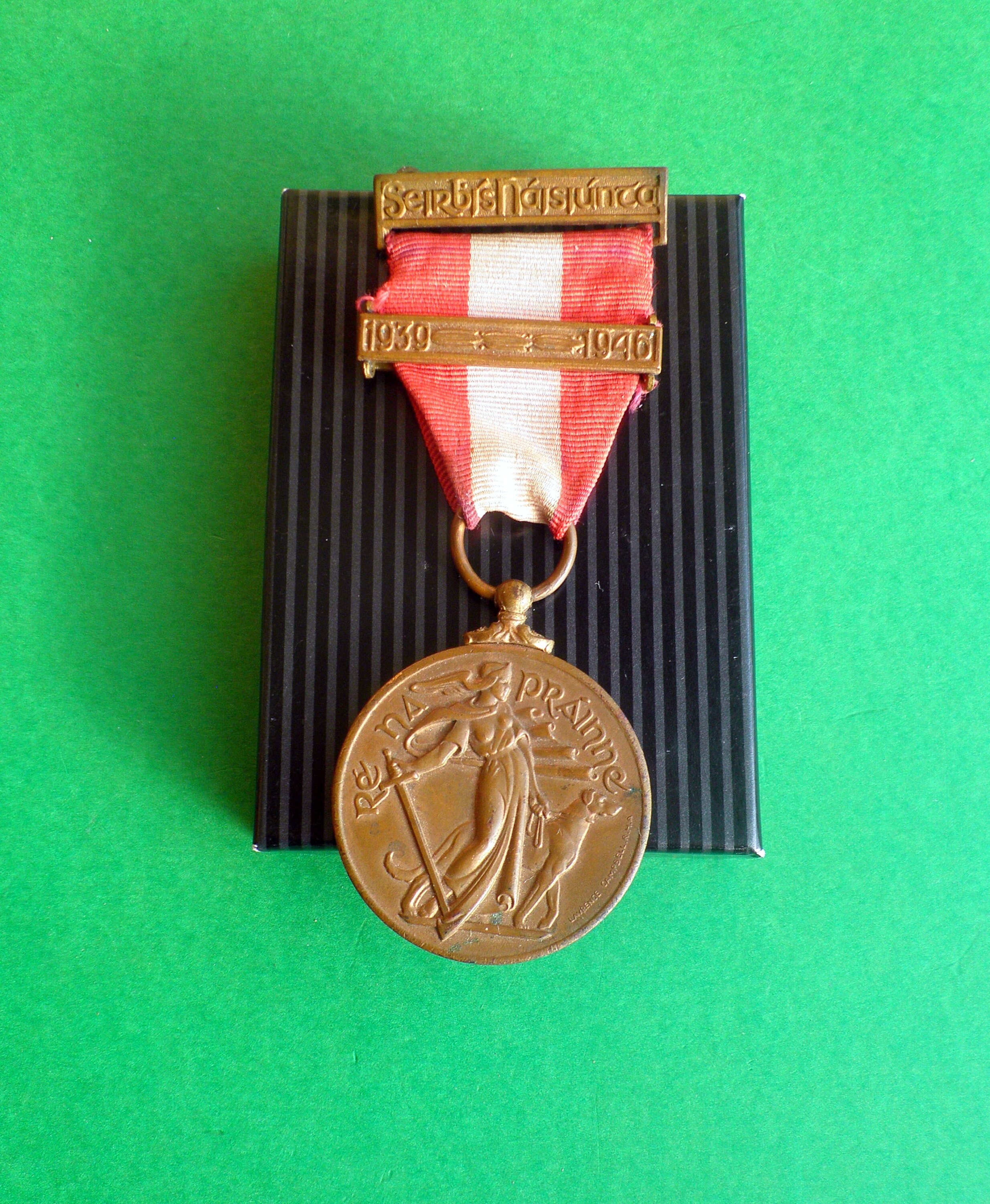 Médaille de la 11e Guerre mondiale pour les services d’urgence irlandais avec la Croix-Rouge 1939 - 1946