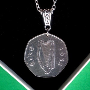 1975, 1982 Irische Münzkette für ein Event mit irischer Ureinwohner Waldschnepfe 50p Münze, irische Harfen Münze an einer keltischen Anhängerschlaufe aus Irland