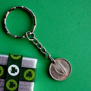 1966 Münze Schlüsselanhänger, 59. Geburtstagsgeschenk, Boxed Geschenk Harfe und Shamrock Charme, Kaninchen 3d Münzen, viele Daten verfügbar handgefertigt in Irland