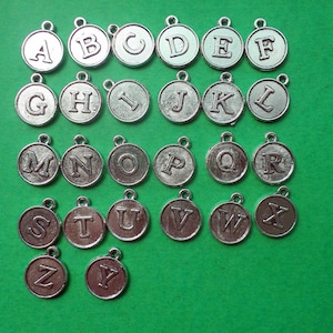 Complemento inicial, solo con otro artículo, Personalizar carta, comprar llavero o colgante, diam de media pulgada, inicial de 2 caras, letras de bajo relieve
