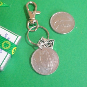1961 irisches Münzgeschenk, 64.Geburtstag, irische Lachsmünze, Flóirín, 2s Münzen-Schlüsselanhänger, Claddagh-Charme, Legendenkarte, mehrere Jahre