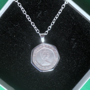 Elizabeth II Pendant UK 20p inlaid to a tray of polished chrome.