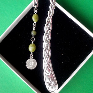 Marcador personalizado con un amuleto inicial y 3 cuentas de mármol de Connemara en un diseño de pergamino celta con emblema de trébol Marcador, tarjeta de historia