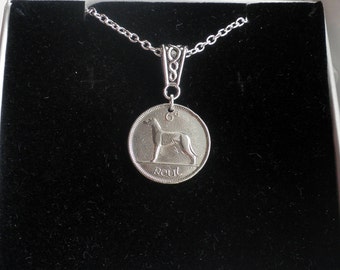 Colgante de moneda de seis peniques de Irlanda con diseño de lebrel irlandés - Collar de plata con moneda de seis peniques de Irlanda