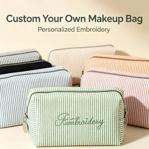 Puede incluir: Una colección de neceseres rectangulares con rayas verticales en varios colores, incluyendo verde, azul, rosa, naranja, negro y beige. Cada neceser tiene una cremallera plateada y el texto Custom Your Own Makeup Bag Personalized Embroidery.