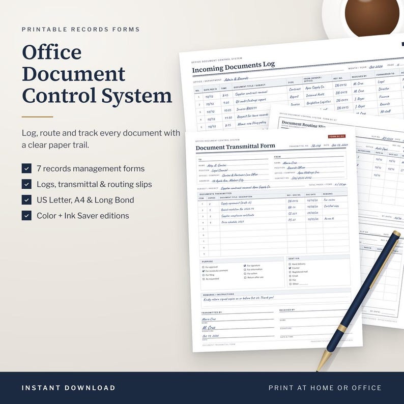 Puede incluir: Un conjunto de formularios imprimibles de control de documentos de oficina, incluyendo un registro de documentos entrantes y un formulario de transmisi&oacute;n. Las hojas blancas tienen texto y l&iacute;neas negras. Un bol&iacute;grafo azul y dorado descansa.